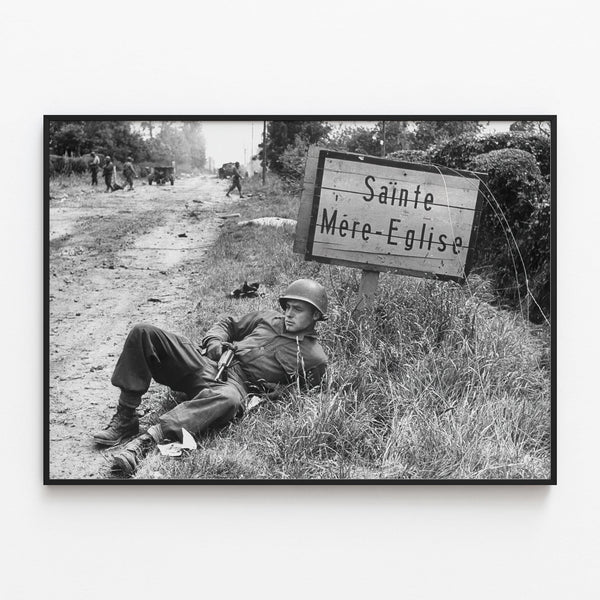 Parachutiste américain au repos près de Sainte-Mère-Église | Reproduction de photo historique