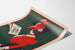 Vintageposter Judge Will Do i rött och grönt för väggdekoration