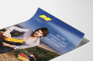 michiel-huisman-leest-deze-zomer-aan-de-kust