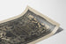 Vintageinspirerad dekorativ poster med ornamentalt motiv och kalligrafisk text