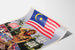 Malaysisk propagandaposter med hälsande figur och konfliktscen